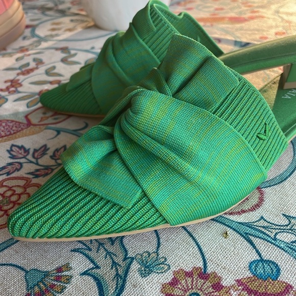 Green Vivaia shoes, NWOT sz 39 EU, 8 US. - Picture 5 of 5